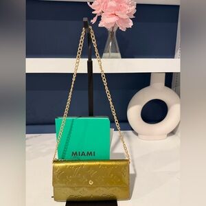 Vernis Louis Vuitton Sarah Wallet Green